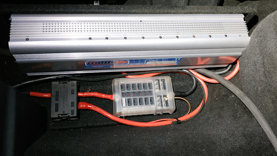 Система зарядки стационарных аккумуляторов SALICRU DC-700-L 12P Инверторы напряжения